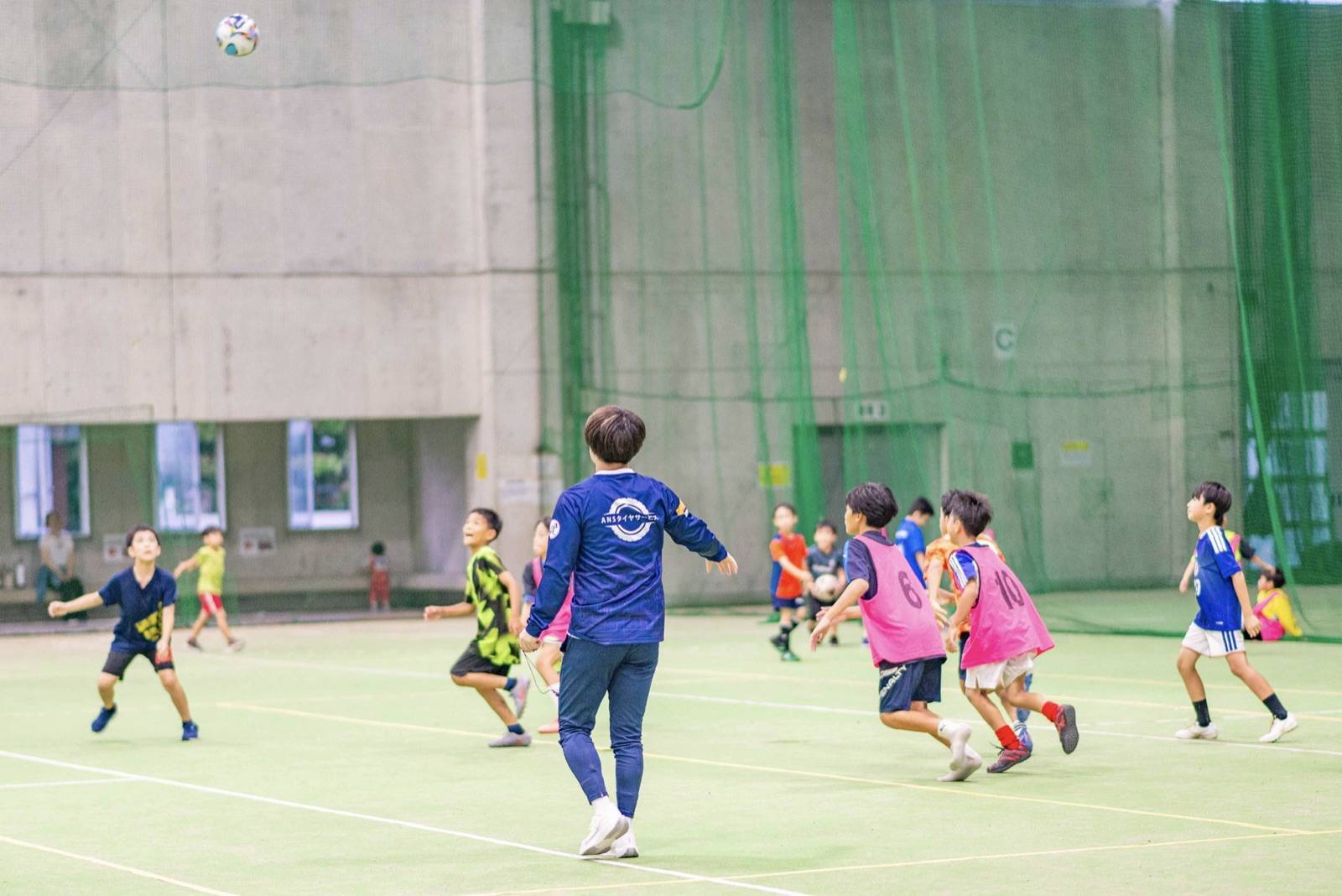 サッカーをする子どもたち
