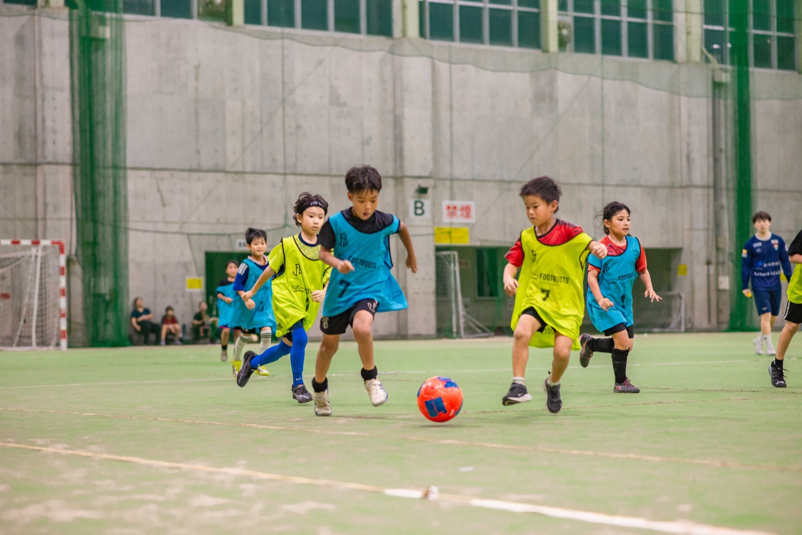 レベルアップスクールでボールを追いかける小学生たち（尼崎）