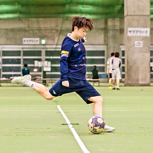 荒川幸希 ボールを蹴る様子