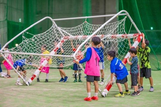 子どもたちが一緒にゴールを運ぶ様子